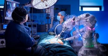 Intervențiile chirurgicale de la distanță sunt acum posibile: cum îi ajută un simplu joystick pe medici