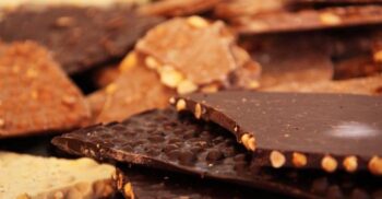 O ciocolată mai dulce și mai aromată. Ce presupune noua metodă de prelucrare a boabelor de cacao?
