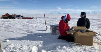 Un imens rezervor de apă a fost descoperit îngropat sub gheața din Antarctica