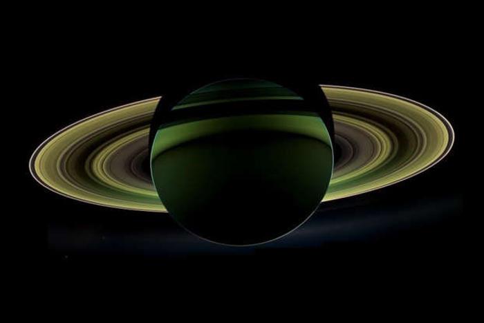 Hyperion este luna lui Saturn cu cele mai ciudate proprietati