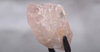 Cel mai mare diamant roz, descoperit în ultimii 300 de ani (Foto&Video)
