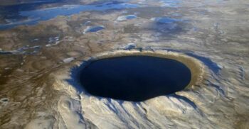 Craterul misterios de pe pământ, perfect circular, care îi ține pe cercetători în dilemă