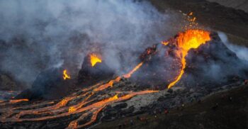 Erupția unui vulcan din Islanda deschide o fereastră rară către Pământul de sub picioarele noastre