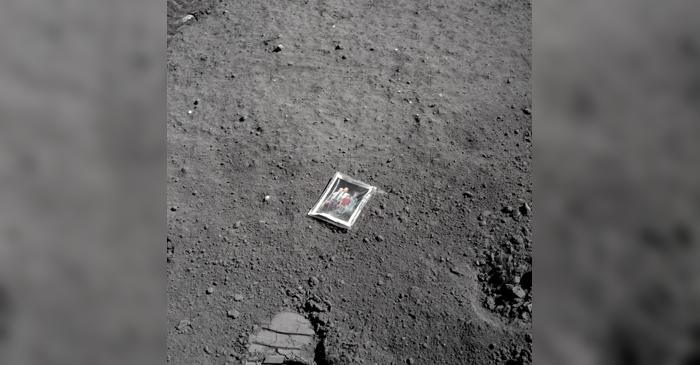 Apollo 16, aprilie 1972. Pe verso scrie: „Aceasta este familia astronautului Charlie Duke de pe planeta Pământ. Aselenizat pe Lună în aprilie 1972” – Credit imagine: NASA/JSC/ASU/Andy Saunders