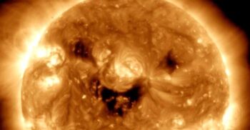 Zâmbetul de pe Soare, surprins de NASA, ar aduce tristețe omenirii: fenomenul periculos care poate lovi Pământul