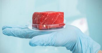 Carnea fabricată în laborator va putea fi cumpărată din supermarketuri în curând. „A devenit realitate”