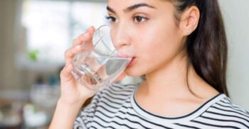 Câtă apă trebuie să bei, de fapt: este adevărat mitul celor doi litri pe zi?