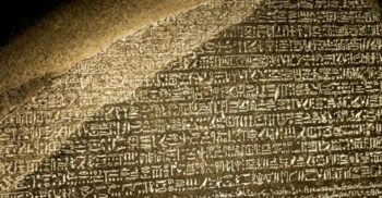 Tableta antică furată de Marea Britanie din Egipt a dus la un conflict de 200 de ani. Acum se cere trimiterea de urgență în țara natală