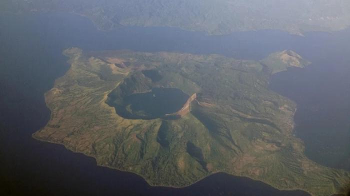 Vulcan Point, din Lacul Craterului Principal, din Vulcanul Taal, din Lacul Taal, din Insula Luzon. Credit imagine: TheCoffee (Mike Gonzalez) prin Wikimedia Commons
