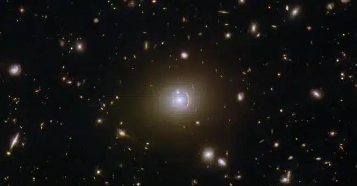 Un superb inel Einstein identificat de Hubble