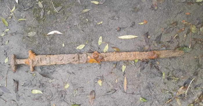 O sabie vikingă veche de 1.100 de ani, recuperată dintr-un râu britanic
