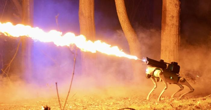 Vă prezentăm Thermonator, teribilul câine robot echipat cu un aruncător de flăcări