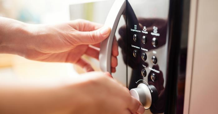 Este periculos să stai prea aproape de un cuptor cu microunde?