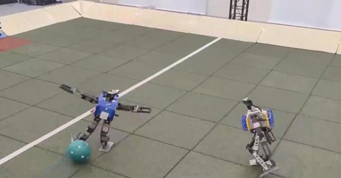 DeepMind a creat roboți capabili să joace fotbal