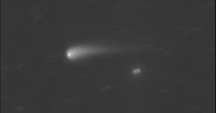 O cometă ar putea deveni mai strălucitoare decât stelele în această toamnă