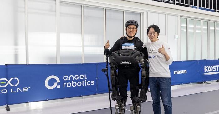 Exoscheletul coreean: miracol pentru paraplegici?