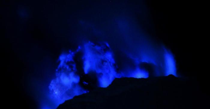 Kawah Ijen, vulcanul din Indonezia cu flăcări albastre spectaculoase