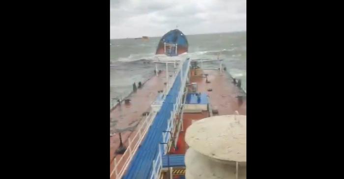O navă petrolieră rusă s-a rupt în două în Marea Neagră, provocând un dezastru ecologic major
