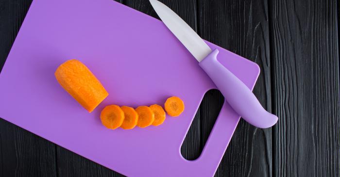 Plăcile de tăiat din plastic eliberează în alimente microplastice toxice