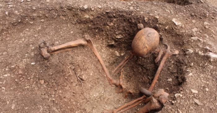 Arheologii au descoperit la Dijon morminte galice cu defuncți îngropați în poziție șezând