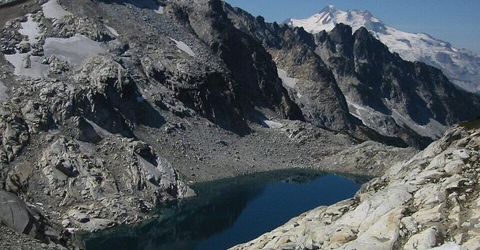 Cât de vast este lacul ascuns în Munții Cascade?