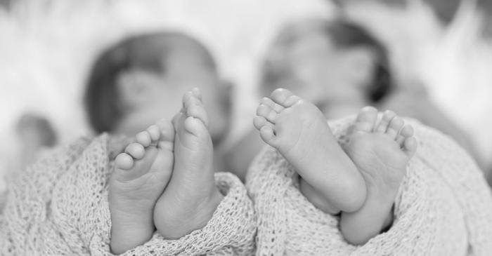 Secretele evoluției: Cum au trecut strămoșii noștri de la nașterea de gemeni la copii unici
