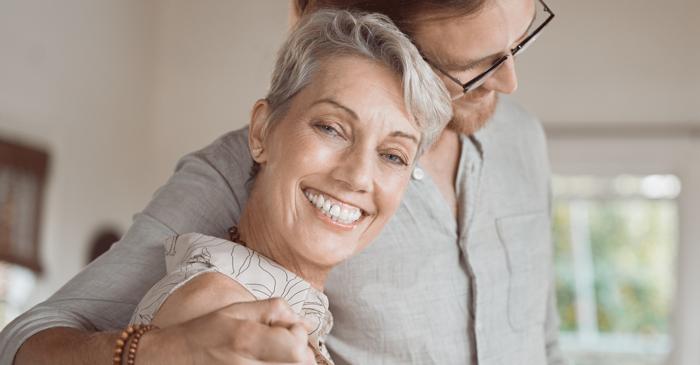 Studiu: Bărbații și femeile preferă parteneri mai tineri la prima întâlnire