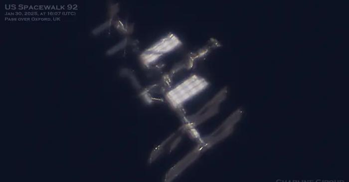 Astronauta Suni Williams, fotografiată în premieră din Oxfordshire în timpul unei plimbări spațiale