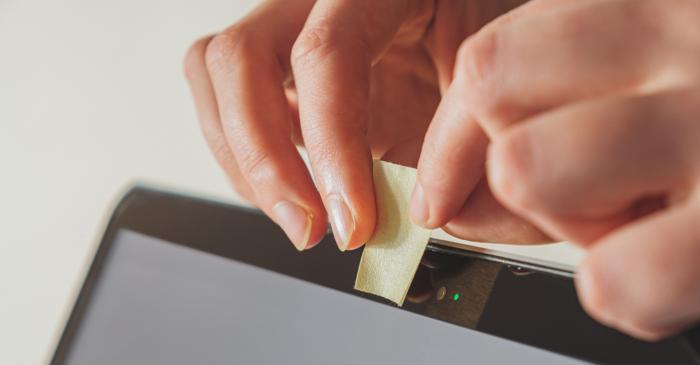 Experții în securitate cibernetică dezmint mitul acoperirii camerei web cu bandă adezivă