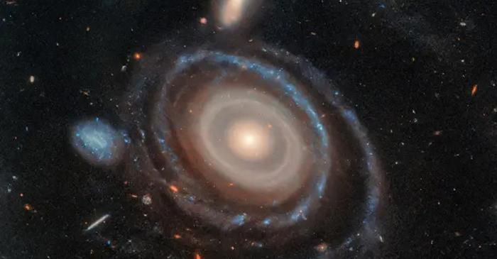 Galaxia „Bullseye", cu nouă inele concentrice, îi uimește pe astronomii de la Yale