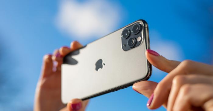 Smartphone-urile modifică anatomia mâinilor tinerilor britanici, arată un studiu O2