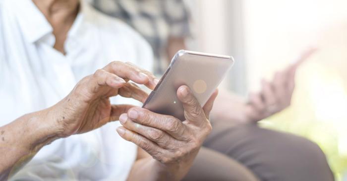 Baby boomers devin dependenți de smartphone pentru a combate singurătatea
