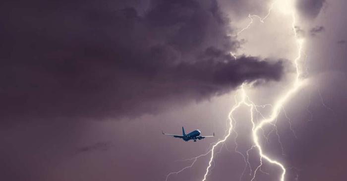 Cum poate un simulator să prezică unde va lovi fulgerul un avion?