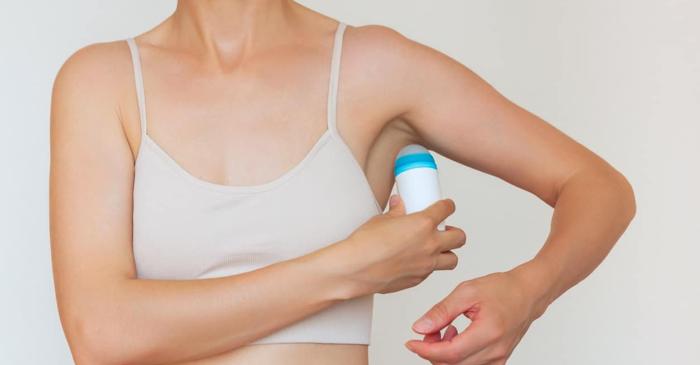 De ce ar trebui să aplici antiperspirantul seara, și nu dimineața?