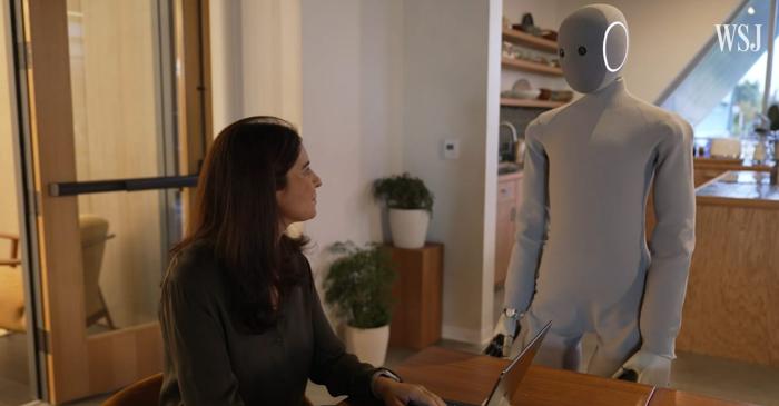 Noul robot umanoid Neo este de fapt pilotat de la distanță de un operator uman