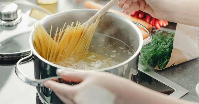 Apa de la fierberea pastelor creează emulsii perfecte prin amidonul eliberat