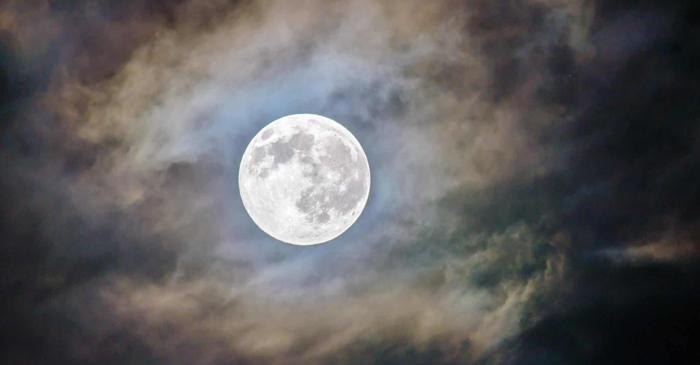 Luna plină ne fură 20 de minute de somn, dar telefoanele sunt adevărata amenințare