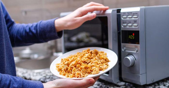 O bacterie din orezul lăsat la temperatura camerei produce o toxină pe care reîncălzirea nu o distruge