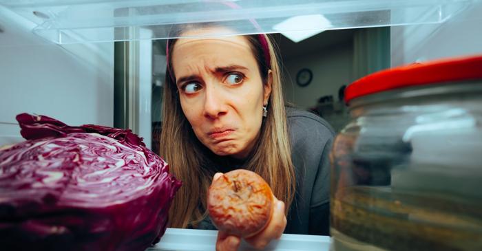 Un expert avertizează că mucegaiul din alimente poate produce toxine periculoase chiar și după îndepărtarea părții vizibile