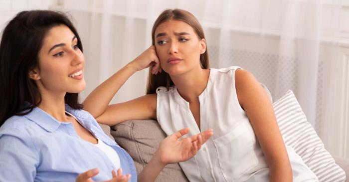 Femeile vorbesc mai mult decât bărbații doar în perioada 25-65 de ani