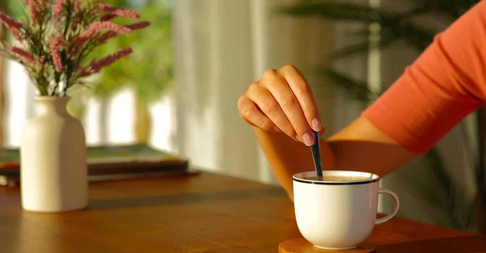 O lingură de metal transformă cafeaua într-un sistem de răcire eficient