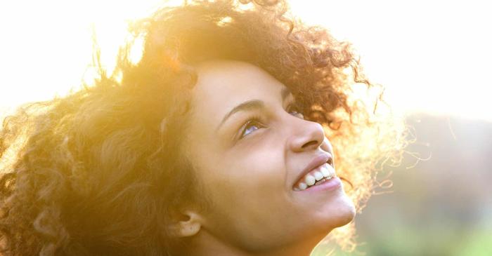 Punctele luminoase pe cerul albastru sunt globulele albe din ochii tăi