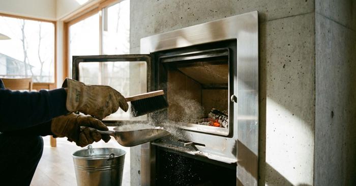 Cenușa din șemineu, un aliat neașteptat care revitalizează solul din grădină