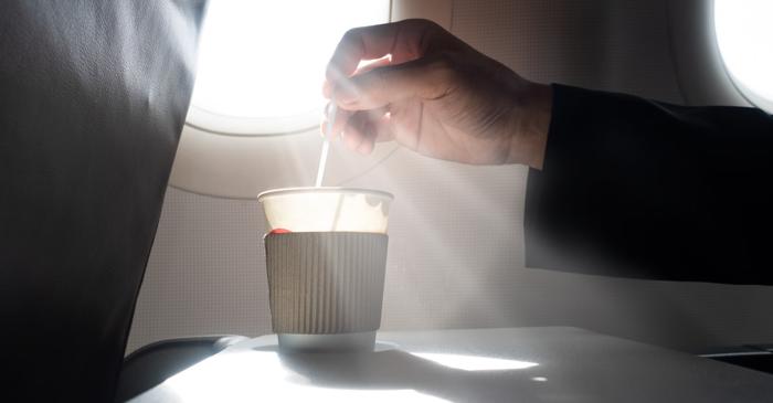 De ce reprezintă cafeaua servită în avion un risc pentru sănătate?