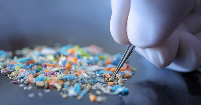 Textilele sintetice sunt principala sursă de microplastice din lume