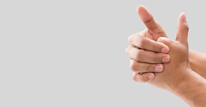 Trosnitul degetelor nu provoacă artrită, demontând unul dintre cele mai răspândite mituri medicale