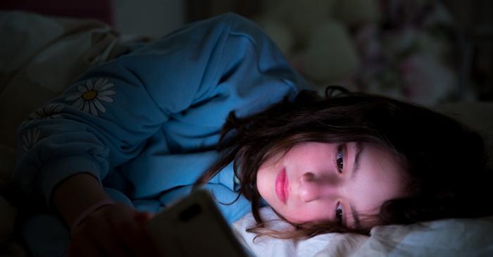 Un adolescent din trei a primit conținut sexual explicit pe smartphone, iar jumătate dintre cei care trimit astfel de imagini ajung victime de șantaj