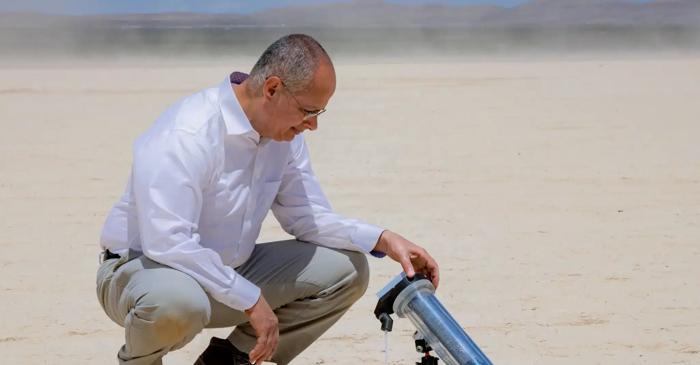 Un laureat al premiului Nobel a creat o mașină care transformă aerul din deșert în apă potabilă