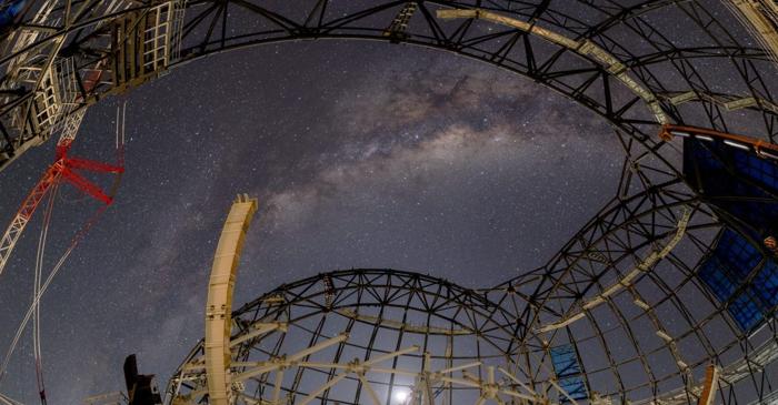 Un semnal radio repetitiv dintr-o galaxie stinsă provoacă astronomii