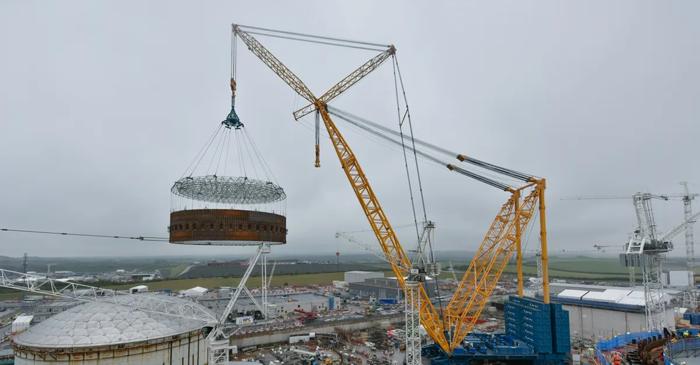 Big Carl, cea mai mare macara terestră din lume, ridică 5.000 de tone la 250 de metri înălțime